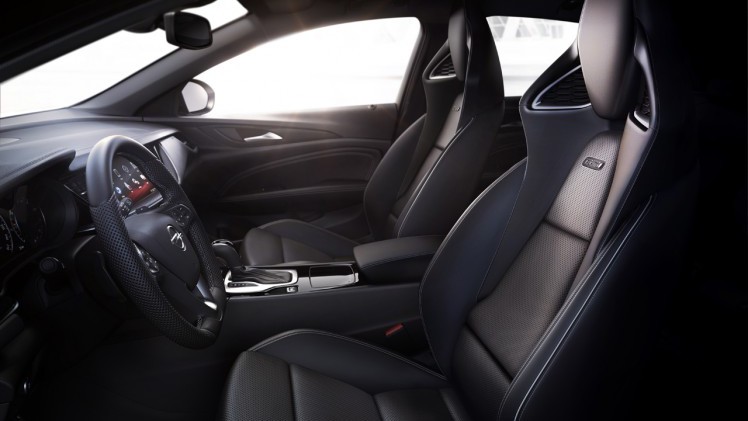 Opel volgt de Insignia OPC op door de nieuwe Insignia GSi waarmee een vertrouwde lettercombinatie weer helemaal terug is.