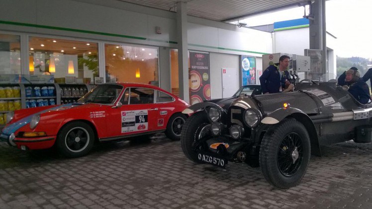 Ruben en Quinten van het AutoVandaag team rijden de derde dag van de Tulpenrally en komen op een flinke achterstand.