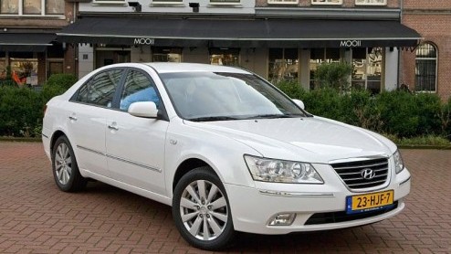 Hyundai gooit opnieuw alles in de strijd met de vernieuwde Sonata. De zakensedan krijgt naar eigen zeggen meer grandeur mee  u weet wel, het vlaggenschip - met verbeterde motoren, kleine uiterlijke 