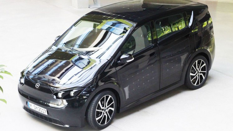 Het Duitse Sono heeft de Sion gepresenteerd, een elektrische auto waarbij de carrosserie voor een groot deel uit zonnepanelen bestaat.