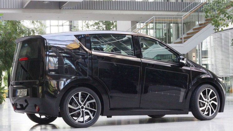 Het Duitse Sono heeft de Sion gepresenteerd, een elektrische auto waarbij de carrosserie voor een groot deel uit zonnepanelen bestaat.