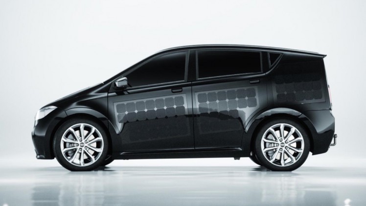 Het Duitse Sono heeft de Sion gepresenteerd, een elektrische auto waarbij de carrosserie voor een groot deel uit zonnepanelen bestaat.