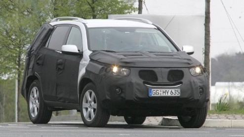 De Kia Sorento deed in 2002 zijn intrede, en met succes. Deze Koreaanse SUV laat goede verkoopcijfers zien, maar krijgt het door toenemende concurrentie, en ondanks de facelift in 2006 wel wat moeilij
