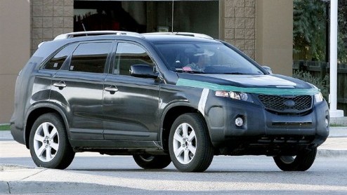 Na een subtiele facelift voor de huidige generatie Kia Sorento is het langzamerhand tijd voor een opvolger. Het drukbevochten midi-SUV segment kent steeds meer concurrenten, reden voor Kia om in het i