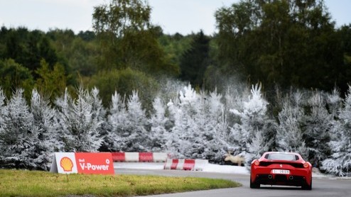 Met Shell en Ferrari's op Spa Francorchamps. Testrijden met meetapparatuur om reacties van het lichaam te analyseren.