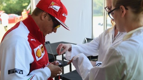 Met Shell en Ferrari's op Spa Francorchamps. Testrijden met meetapparatuur om reacties van het lichaam te analyseren.