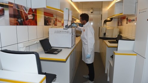 Met Shell en Ferrari's op Spa Francorchamps. Testrijden met meetapparatuur om reacties van het lichaam te analyseren.