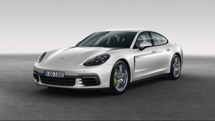 De nieuwe generatie Porsche Panamera 4 E-Hybrid is nog sterker en sneller. Porsche levert de Panamera standaard met vierwielaandrijving en luchtvering.