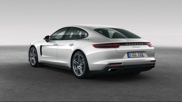 De nieuwe generatie Porsche Panamera 4 E-Hybrid is nog sterker en sneller. Porsche levert de Panamera standaard met vierwielaandrijving en luchtvering.
