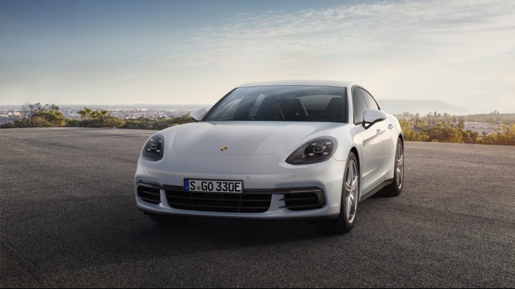 De nieuwe generatie Porsche Panamera 4 E-Hybrid is nog sterker en sneller. Porsche levert de Panamera standaard met vierwielaandrijving en luchtvering.