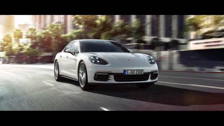 De nieuwe generatie Porsche Panamera 4 E-Hybrid is nog sterker en sneller. Porsche levert de Panamera standaard met vierwielaandrijving en luchtvering.