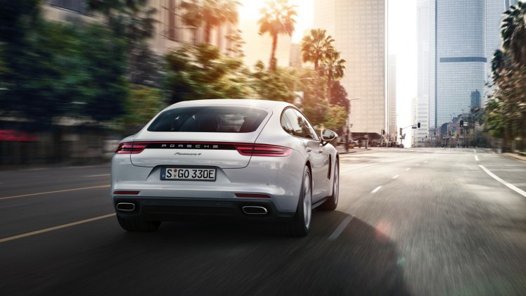 De nieuwe generatie Porsche Panamera 4 E-Hybrid is nog sterker en sneller. Porsche levert de Panamera standaard met vierwielaandrijving en luchtvering.