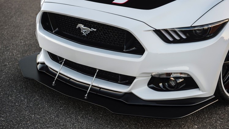 Wit met zwart is hij, deze bijzondere Mustang, de kleuren van de Apollo ruimteschepen uit de jaren 60 en 70. Ford wil met dit exemplaar de Apollo-missies eren.