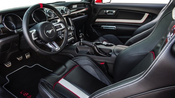 Wit met zwart is hij, deze bijzondere Mustang, de kleuren van de Apollo ruimteschepen uit de jaren 60 en 70. Ford wil met dit exemplaar de Apollo-missies eren.