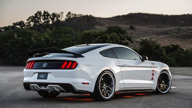 Wit met zwart is hij, deze bijzondere Mustang, de kleuren van de Apollo ruimteschepen uit de jaren 60 en 70. Ford wil met dit exemplaar de Apollo-missies eren.