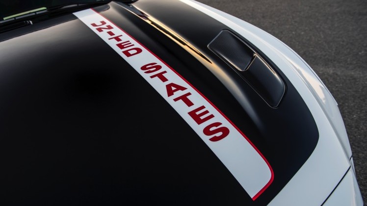Wit met zwart is hij, deze bijzondere Mustang, de kleuren van de Apollo ruimteschepen uit de jaren 60 en 70. Ford wil met dit exemplaar de Apollo-missies eren.