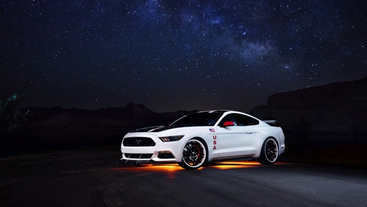 Wit met zwart is hij, deze bijzondere Mustang, de kleuren van de Apollo ruimteschepen uit de jaren 60 en 70. Ford wil met dit exemplaar de Apollo-missies eren.