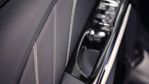 Renault introduceert het Initiale Paris label met exclusief uitgevoerde modellen en extra services zoals Haal en Breng service, een speciaal callcenter en een abonnement op onderhoud.