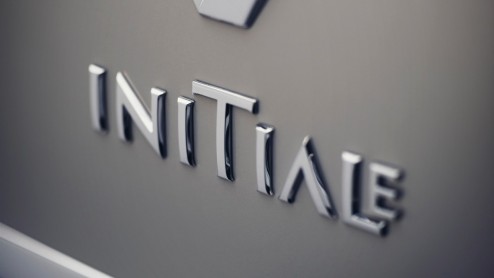 Renault introduceert het Initiale Paris label met exclusief uitgevoerde modellen en extra services zoals Haal en Breng service, een speciaal callcenter en een abonnement op onderhoud.