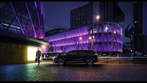 Renault introduceert het Initiale Paris label met exclusief uitgevoerde modellen en extra services zoals Haal en Breng service, een speciaal callcenter en een abonnement op onderhoud.
