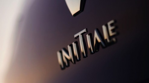 Renault introduceert het Initiale Paris label met exclusief uitgevoerde modellen en extra services zoals Haal en Breng service, een speciaal callcenter en een abonnement op onderhoud.