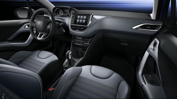 De vernieuwde Peugeot 208 kan nu met textuurlak besteld worden. Deze lak is een primeur in de auto-industrie en komt beter tot zijn recht dan gewone matte lak.
