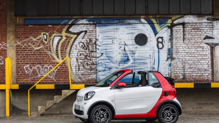 Autotest nieuwe smart fortwo cabrio; AutoVandaag ging op speurtocht in de nieuwe fortwo cabrio met 90 pk turbomotor en twinamic automaat, waarmee je iedereen te slim af bent, behalve Valencianen.