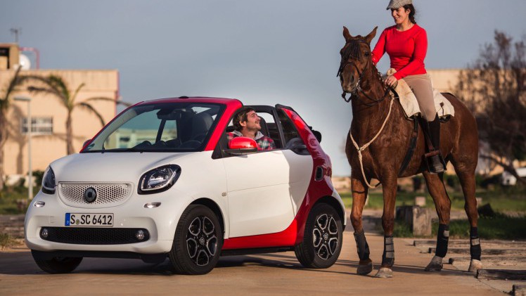 Autotest nieuwe smart fortwo cabrio; AutoVandaag ging op speurtocht in de nieuwe fortwo cabrio met 90 pk turbomotor en twinamic automaat, waarmee je iedereen te slim af bent, behalve Valencianen.