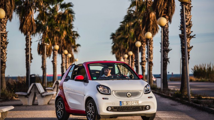 Autotest nieuwe smart fortwo cabrio; AutoVandaag ging op speurtocht in de nieuwe fortwo cabrio met 90 pk turbomotor en twinamic automaat, waarmee je iedereen te slim af bent, behalve Valencianen.