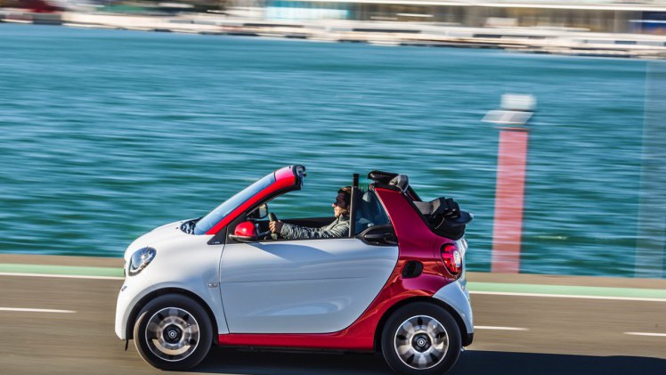 Autotest nieuwe smart fortwo cabrio; AutoVandaag ging op speurtocht in de nieuwe fortwo cabrio met 90 pk turbomotor en twinamic automaat, waarmee je iedereen te slim af bent, behalve Valencianen.