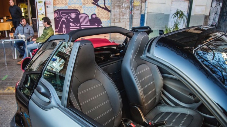 Autotest nieuwe smart fortwo cabrio; AutoVandaag ging op speurtocht in de nieuwe fortwo cabrio met 90 pk turbomotor en twinamic automaat, waarmee je iedereen te slim af bent, behalve Valencianen.