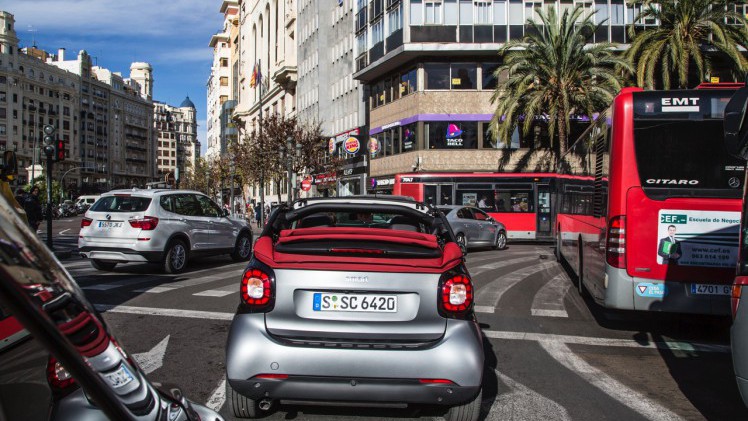 Autotest nieuwe smart fortwo cabrio; AutoVandaag ging op speurtocht in de nieuwe fortwo cabrio met 90 pk turbomotor en twinamic automaat, waarmee je iedereen te slim af bent, behalve Valencianen.