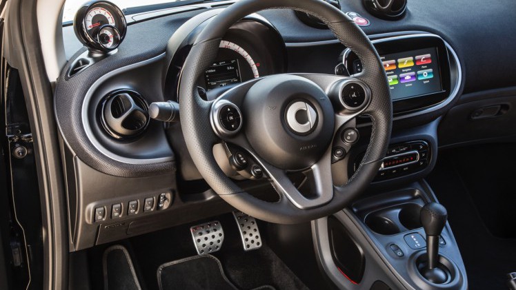 Autotest nieuwe smart fortwo cabrio; AutoVandaag ging op speurtocht in de nieuwe fortwo cabrio met 90 pk turbomotor en twinamic automaat, waarmee je iedereen te slim af bent, behalve Valencianen.