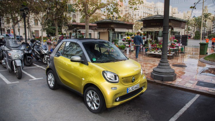 Autotest nieuwe smart fortwo cabrio; AutoVandaag ging op speurtocht in de nieuwe fortwo cabrio met 90 pk turbomotor en twinamic automaat, waarmee je iedereen te slim af bent, behalve Valencianen.