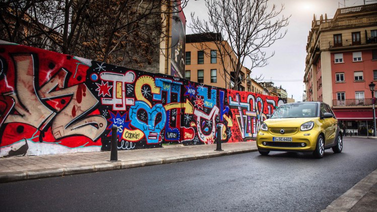 Autotest nieuwe smart fortwo cabrio; AutoVandaag ging op speurtocht in de nieuwe fortwo cabrio met 90 pk turbomotor en twinamic automaat, waarmee je iedereen te slim af bent, behalve Valencianen.