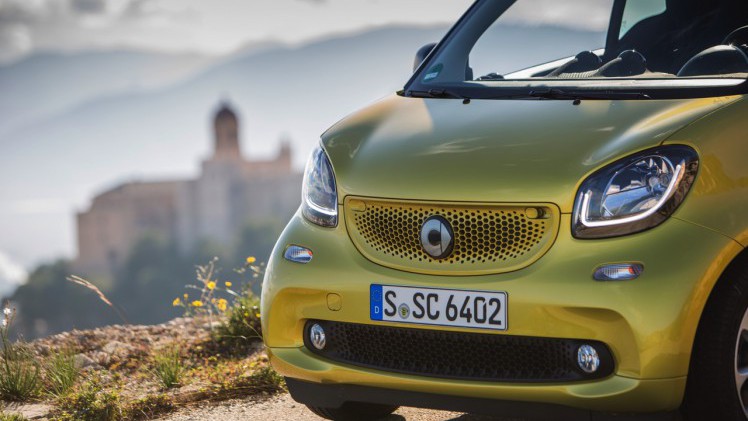 Autotest nieuwe smart fortwo cabrio; AutoVandaag ging op speurtocht in de nieuwe fortwo cabrio met 90 pk turbomotor en twinamic automaat, waarmee je iedereen te slim af bent, behalve Valencianen.