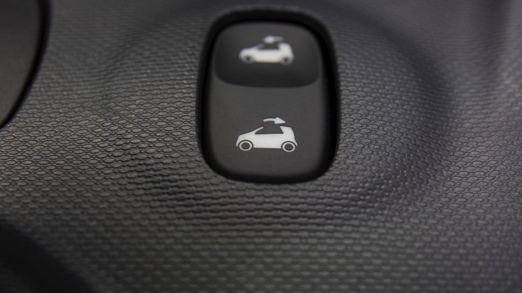 Autotest nieuwe smart fortwo cabrio; AutoVandaag ging op speurtocht in de nieuwe fortwo cabrio met 90 pk turbomotor en twinamic automaat, waarmee je iedereen te slim af bent, behalve Valencianen.