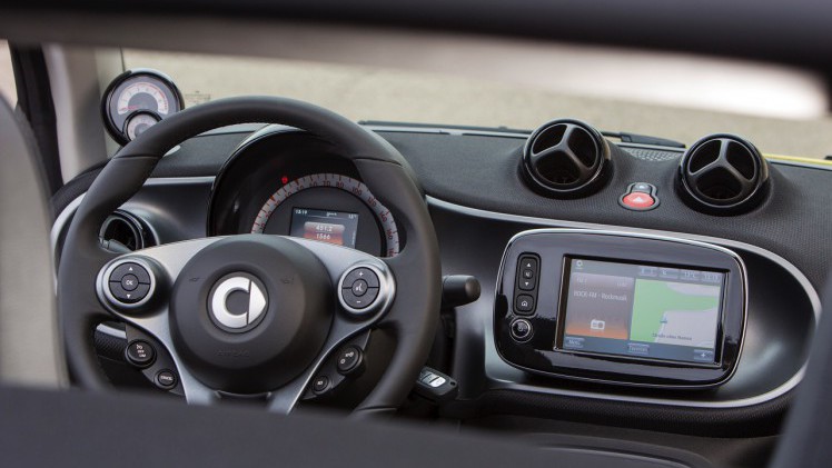 Autotest nieuwe smart fortwo cabrio; AutoVandaag ging op speurtocht in de nieuwe fortwo cabrio met 90 pk turbomotor en twinamic automaat, waarmee je iedereen te slim af bent, behalve Valencianen.