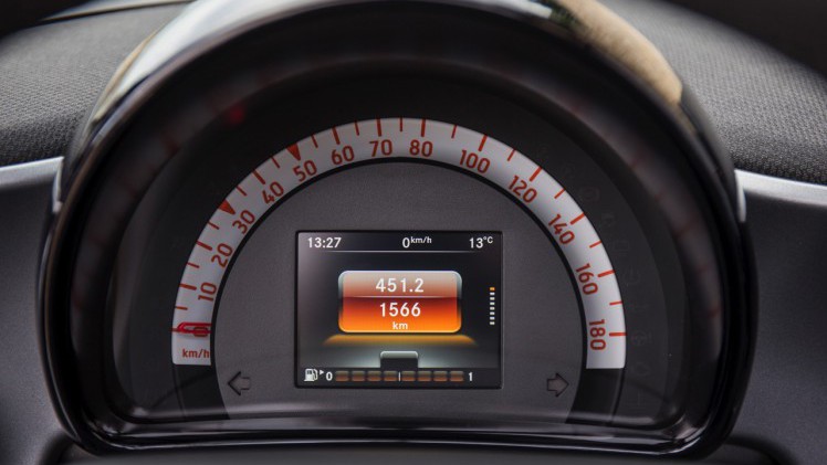 Autotest nieuwe smart fortwo cabrio; AutoVandaag ging op speurtocht in de nieuwe fortwo cabrio met 90 pk turbomotor en twinamic automaat, waarmee je iedereen te slim af bent, behalve Valencianen.