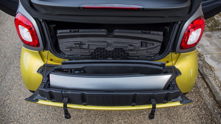 Autotest nieuwe smart fortwo cabrio; AutoVandaag ging op speurtocht in de nieuwe fortwo cabrio met 90 pk turbomotor en twinamic automaat, waarmee je iedereen te slim af bent, behalve Valencianen.