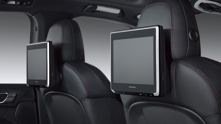 Porsche Exclusive maakt Rear Seat Entertainment met 10 inch touchscreens nu beschikbaar voor alle Porsche Cayenne, Macan en Panamera-modellen.