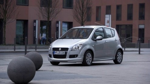 Suzuki heeft met de nieuwe Splash een compact, maar ruime stadskar in handen. Naast de praktische kant hebben de Japanners nog een andere visie op het oog, namelijk die van  jawel  sportiviteit. Het