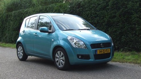 Met de Splash wil Suzuki eindelijk eens af van het grijze muis imago van zijn voorganger. En maar goed ook, want die rijdende telefooncel is nou niet iets om trots op te zijn. De Japanners willen in i