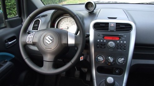 Met de Splash wil Suzuki eindelijk eens af van het grijze muis imago van zijn voorganger. En maar goed ook, want die rijdende telefooncel is nou niet iets om trots op te zijn. De Japanners willen in i