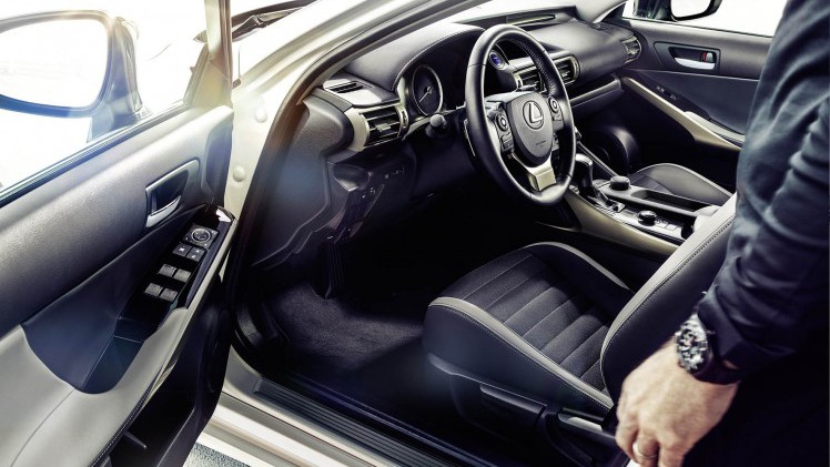 Lexus introduceert naast de F Sport Line ook Sport Editions van de CT 200h en IS 300h.