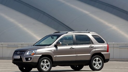 Onlangs werd de vernieuwde Kia Sportage voorgesteld. In september staat de populaire en stoere Koreaan bij de dealers, met een sterkere diesel, vernieuwd interieur en verbeterde rijeigenschappen.