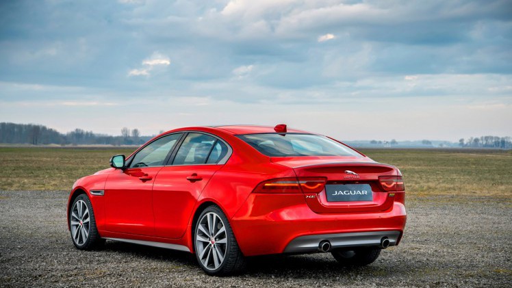 Jaguar heeft een 300 Sport uitvoering samengesteld voor de XE en XF.