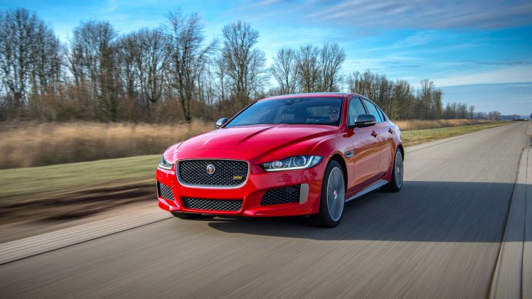 Jaguar heeft een 300 Sport uitvoering samengesteld voor de XE en XF.