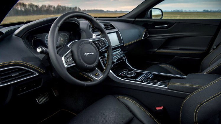 Jaguar heeft een 300 Sport uitvoering samengesteld voor de XE en XF.