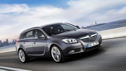 Op de stationwagon van de Insignia was het nog even wachten, tot vandaag. Naast de sedan en hatchback verschijnt nu ook de Sports Tourer. Hij zal worden onthuld op de Paris Motor Show, in oktober.